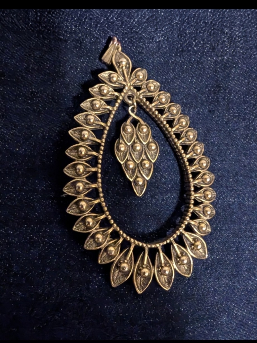 Gold-Tone Leaf Teardrop Pendant Necklace - Jewelry Women's Vintage